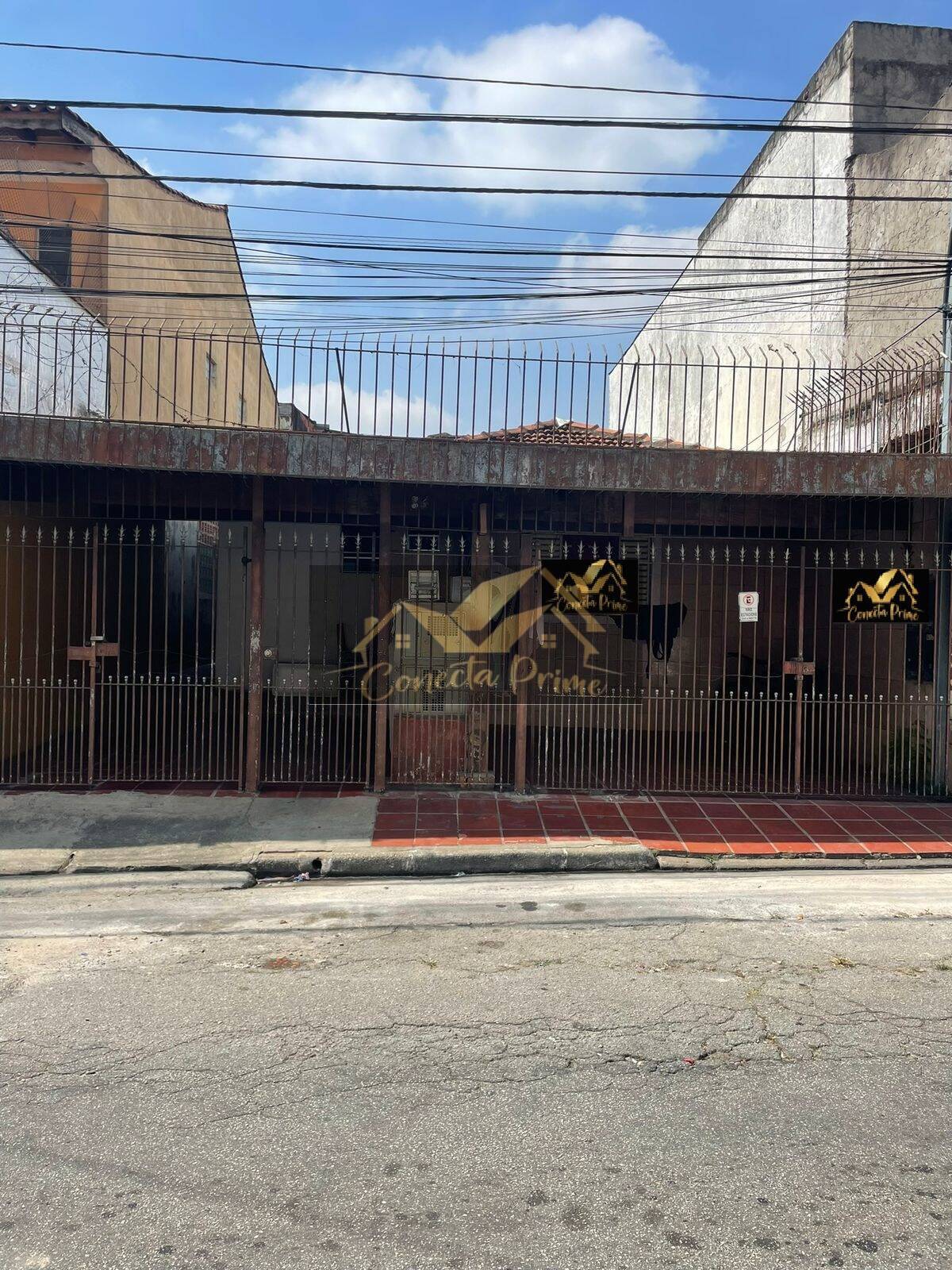 Casa térrea a venda ao lado da Igreja São Judas no Campo Limpo-SP.
